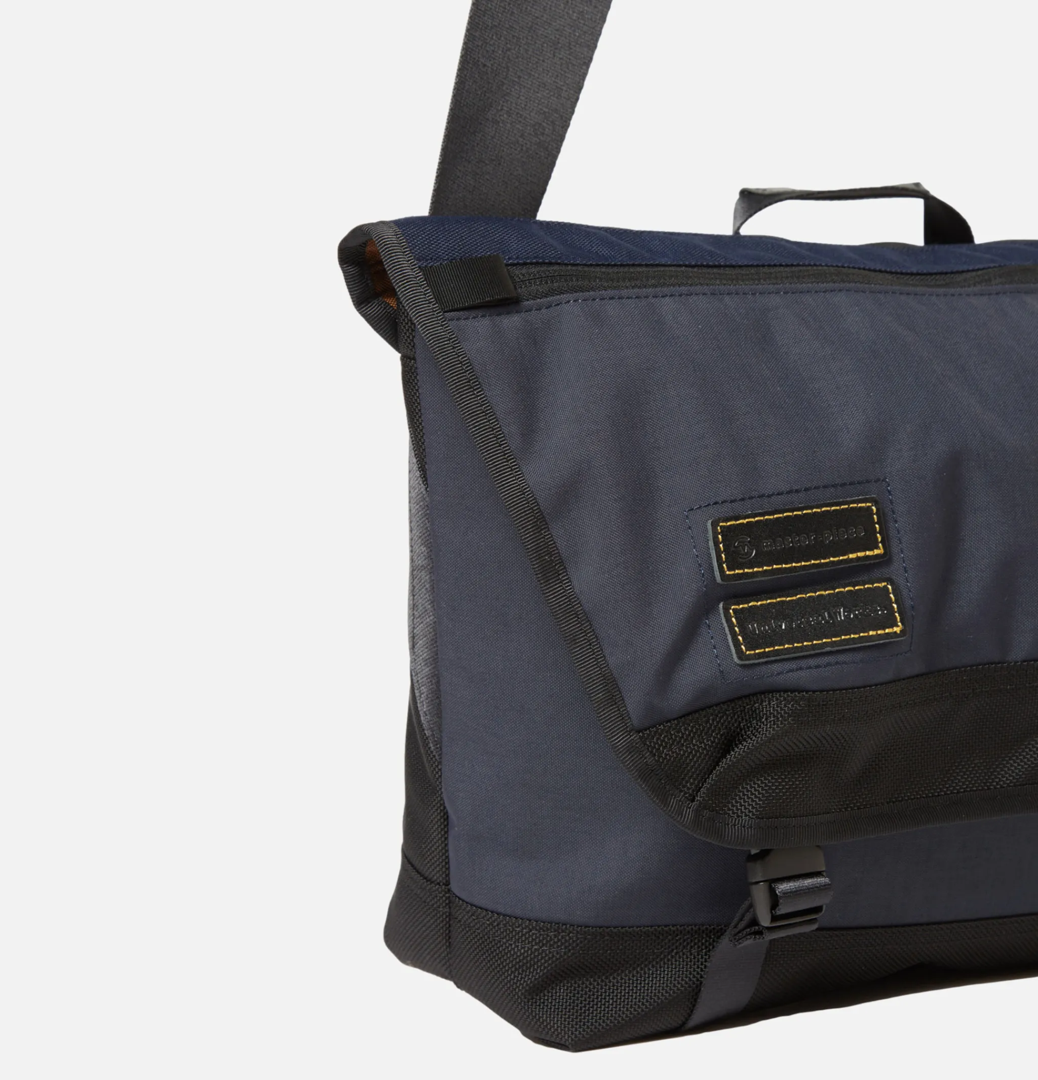 UNIVERSAL WORKS Courier Bag Master Piece Navy< Sacs Bandoulière